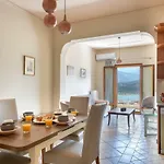 Alexandra's Cozy Sea View